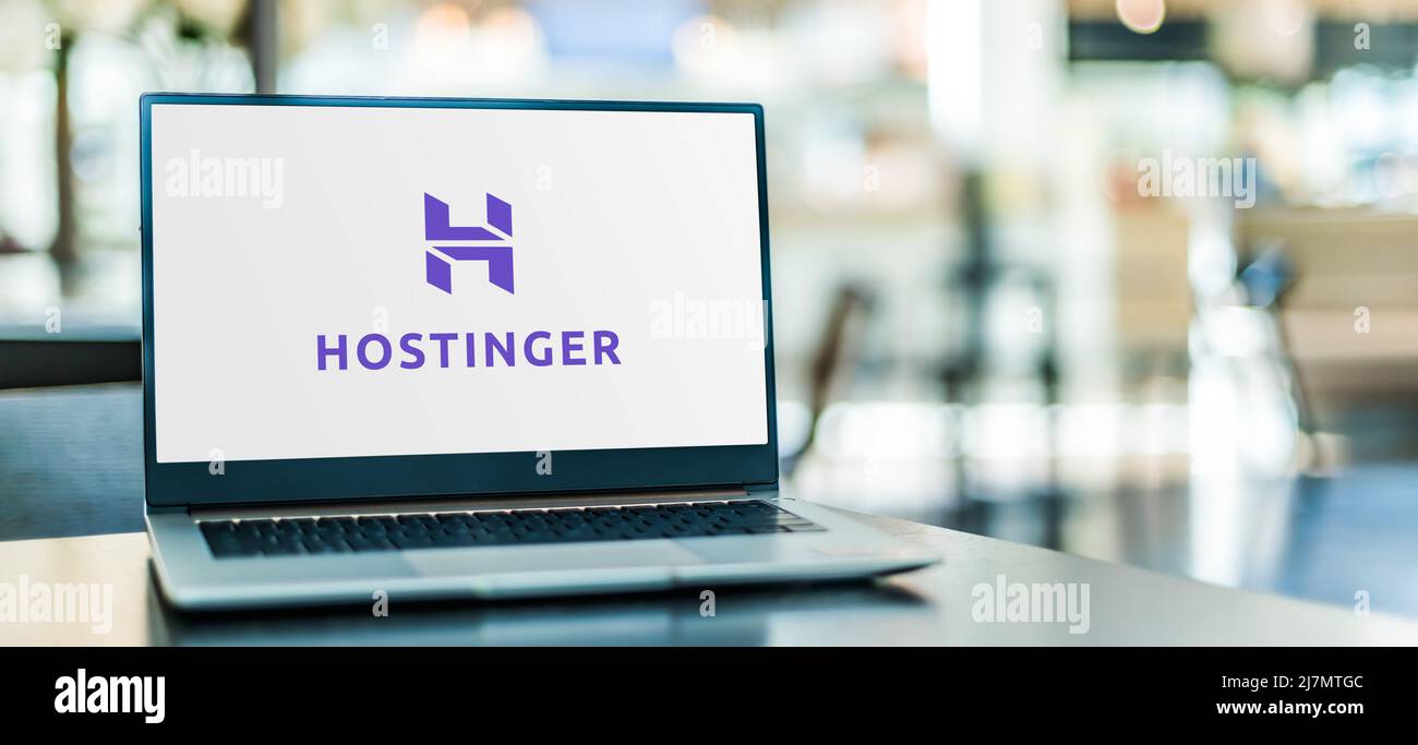 POZNAN, POL - 25. FEB 2022: Laptop-Computer mit Logo von Hostinger International, einem mitarbeitereigenen Webhosting-Anbieter und Internet-Domain-reg Stockfoto