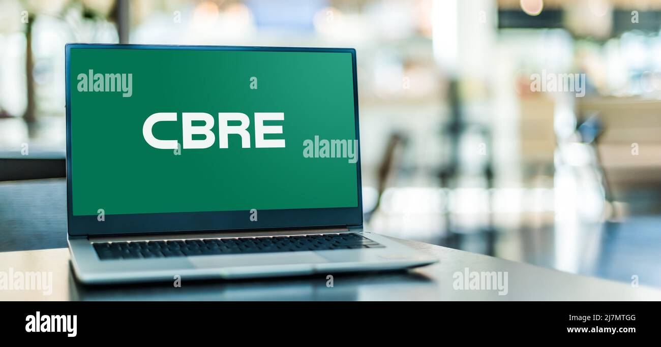 POZNAN, POL – 25. FEB 2022: Laptop-Computer mit Logo der CBRE Group, Inc., einem amerikanischen Unternehmen für gewerbliche Immobiliendienstleistungen und -Investitionen Stockfoto