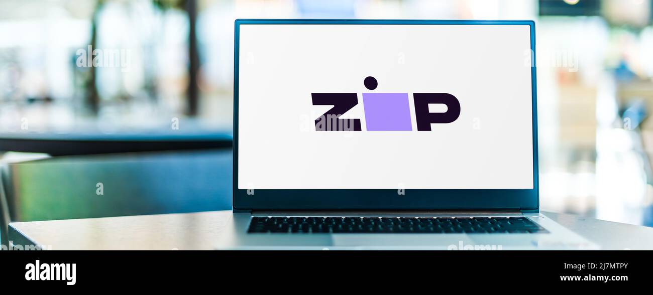 POZNAN, POL - OCT 22, 2021: Laptop-Computer mit Logo von Zip Co Limited, einem australischen börsennotierten Finanztechnologieunternehmen Stockfoto