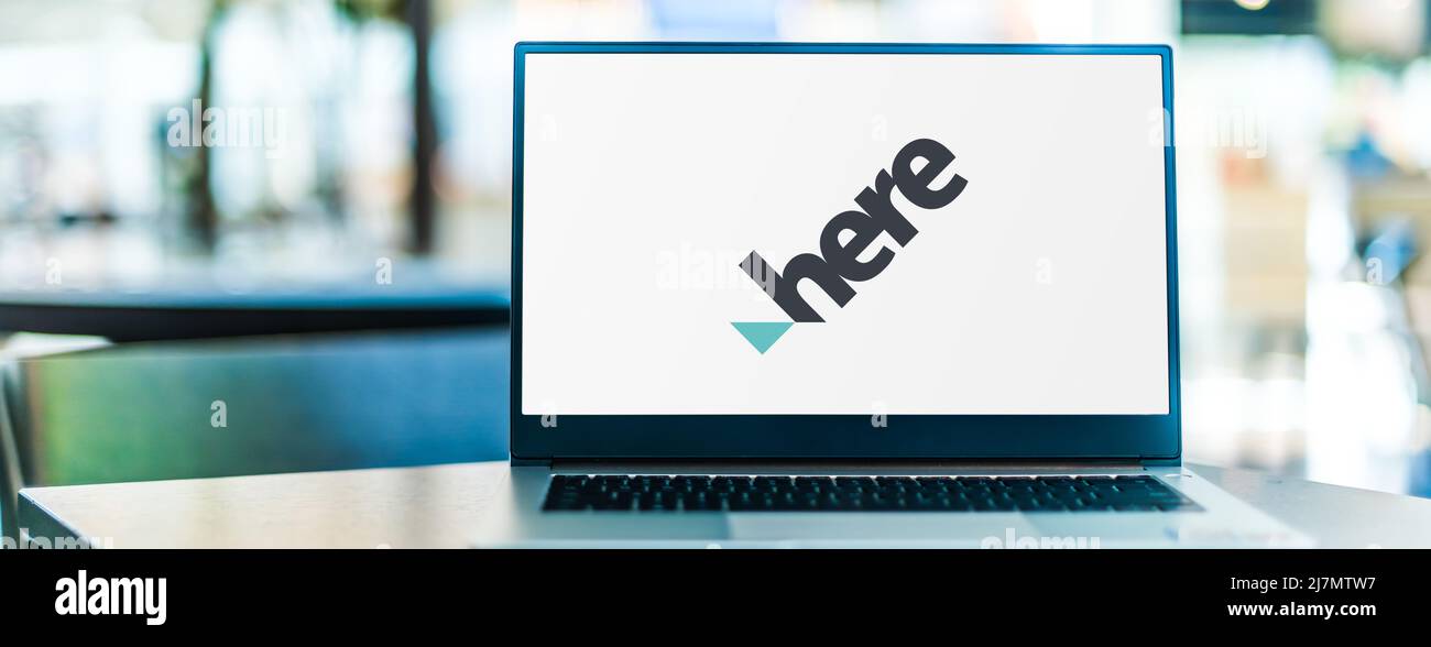 POZNAN, POL – 20. NOV 2021: Laptop-Computer mit Logo von HERE Technologies, einem Unternehmen, das sich mit Kartierungen, Standortdaten und verwandten Automobilen befasst Stockfoto