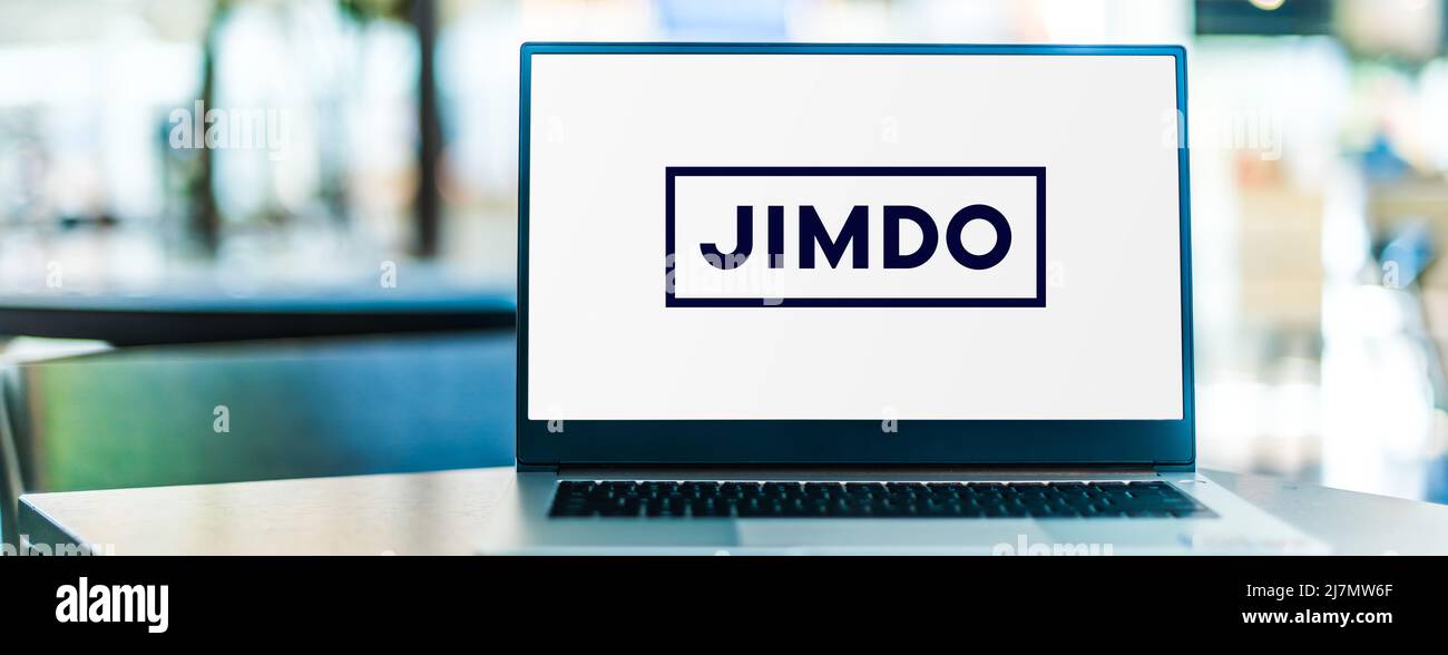 POZNAN, POL - 25. FEB 2022: Laptop-Computer mit Logo von Jimdo, einem deutschen Website-Builder und All-in-One-Hosting-Lösung, entwickelt, um die Nutzung zu ermöglichen Stockfoto