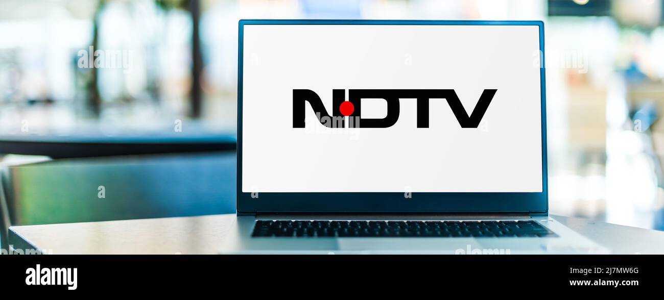 POZNAN, POL - 05. FEB 2022: Laptop-Computer mit Logo von New Delhi Television Ltd, einem indischen Nachrichtenmedienunternehmen, das sich auf Broadcast und Digita konzentriert Stockfoto