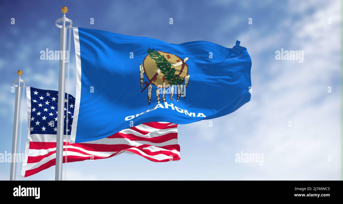 Die Oklahoma-Staatsflagge winkt zusammen mit der Nationalflagge der Vereinigten Staaten von Amerika. Oklahoma ist ein Staat in der Region South Central der Vereinten Nationen Stockfoto