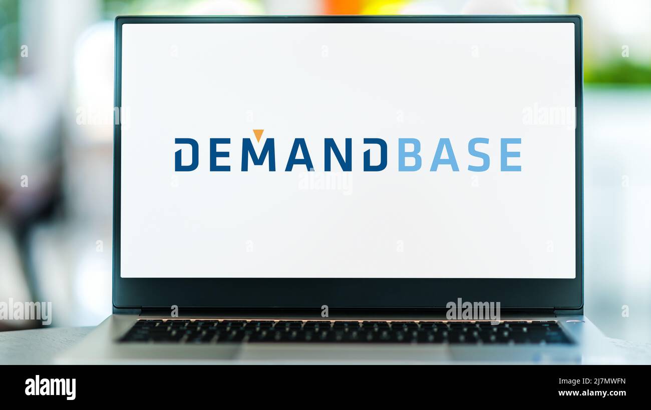 POZNAN, POL – 20. NOV 2021: Laptop-Computer mit Logo von Demandbase, einer Targeting- und Personalisierungsplattform für Business-to-Business (B2B) com Stockfoto