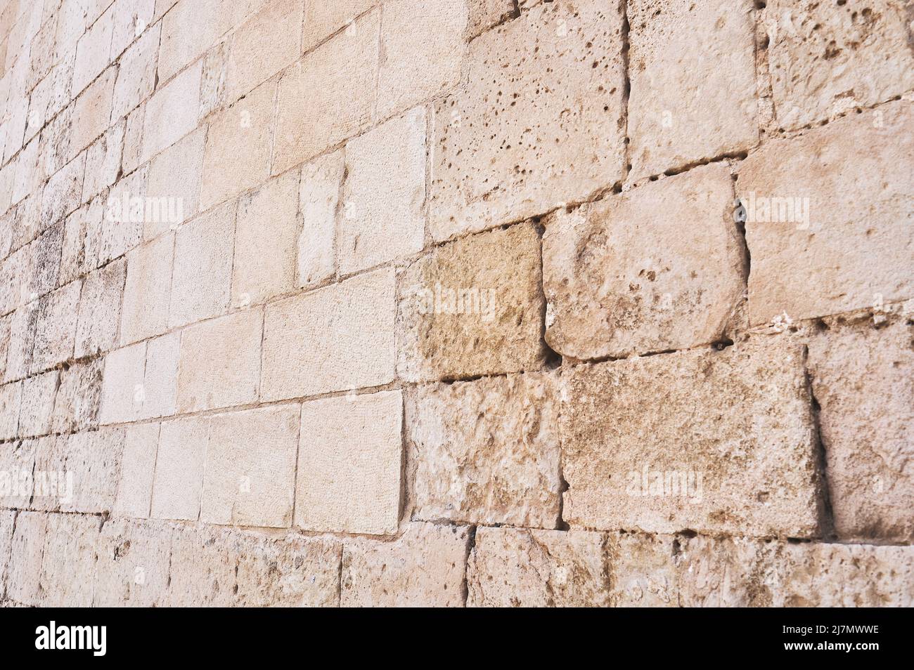 Detail einer Quadersteinmauer, die zu einer religiösen Konstruktion gehört Stockfoto