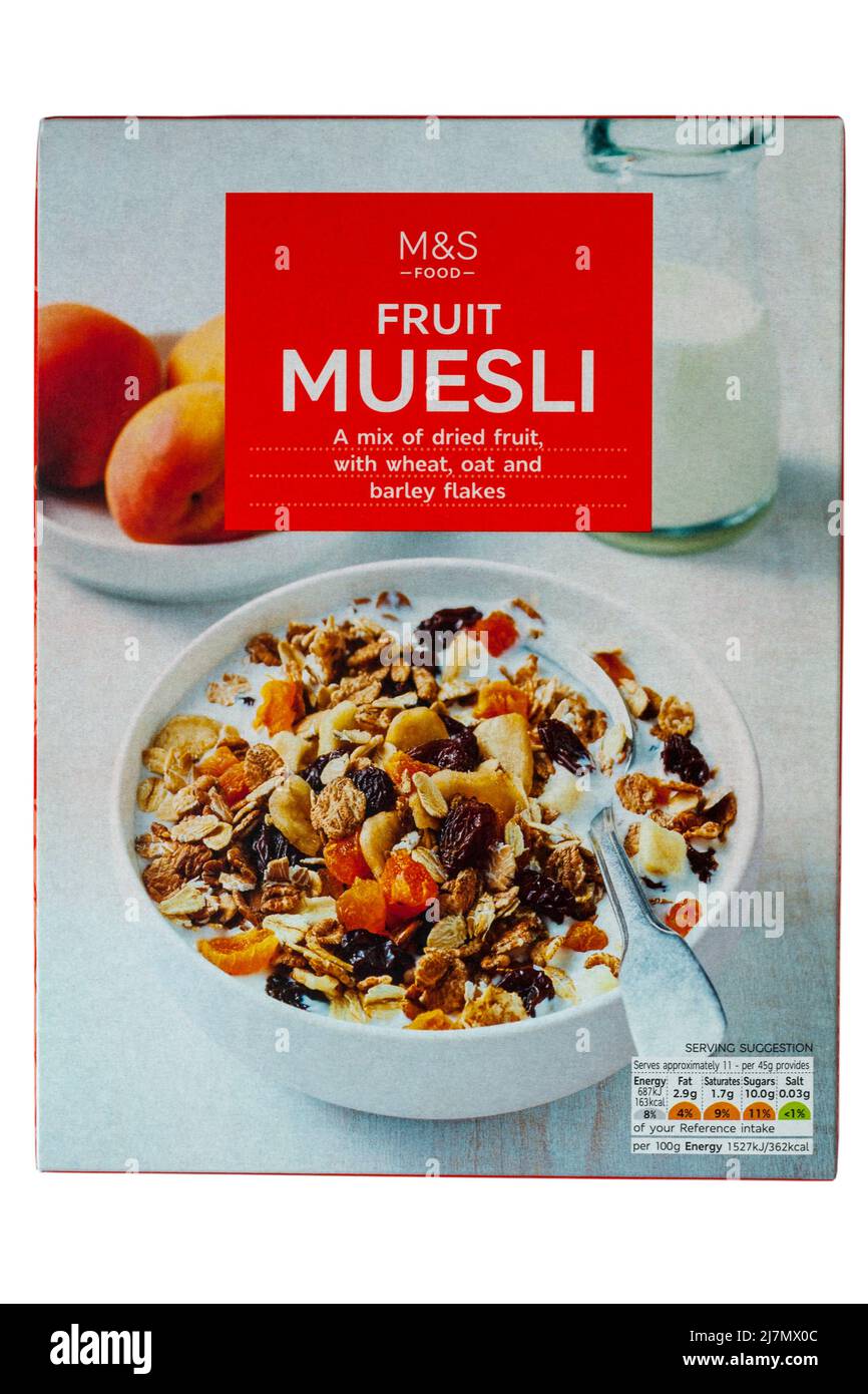 Schachtel mit Fruchtmuesli eine Mischung aus getrockneten Früchten, mit Weizen-, Hafer- und Gerstenflocken von M&S isoliert auf weißem Hintergrund Stockfoto