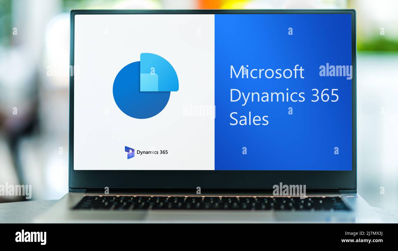 POZNAN, POL - APR 9, 2022: Laptop-Computer mit Logo des Microsoft Dynamics 365 Sales Stockfoto