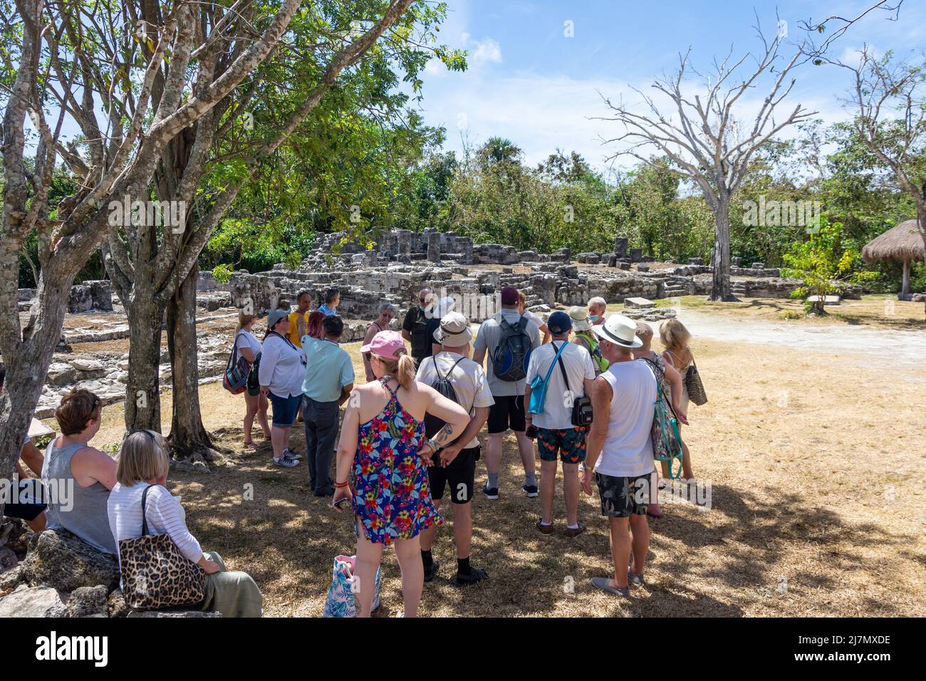 Geführte Tour-Gruppe in den Gebäuden der Central Plaza (El Palacio), der archäologischen Stätte von San Gervasio Maya, Cozumel, Quintana Roo, Mexiko Stockfoto