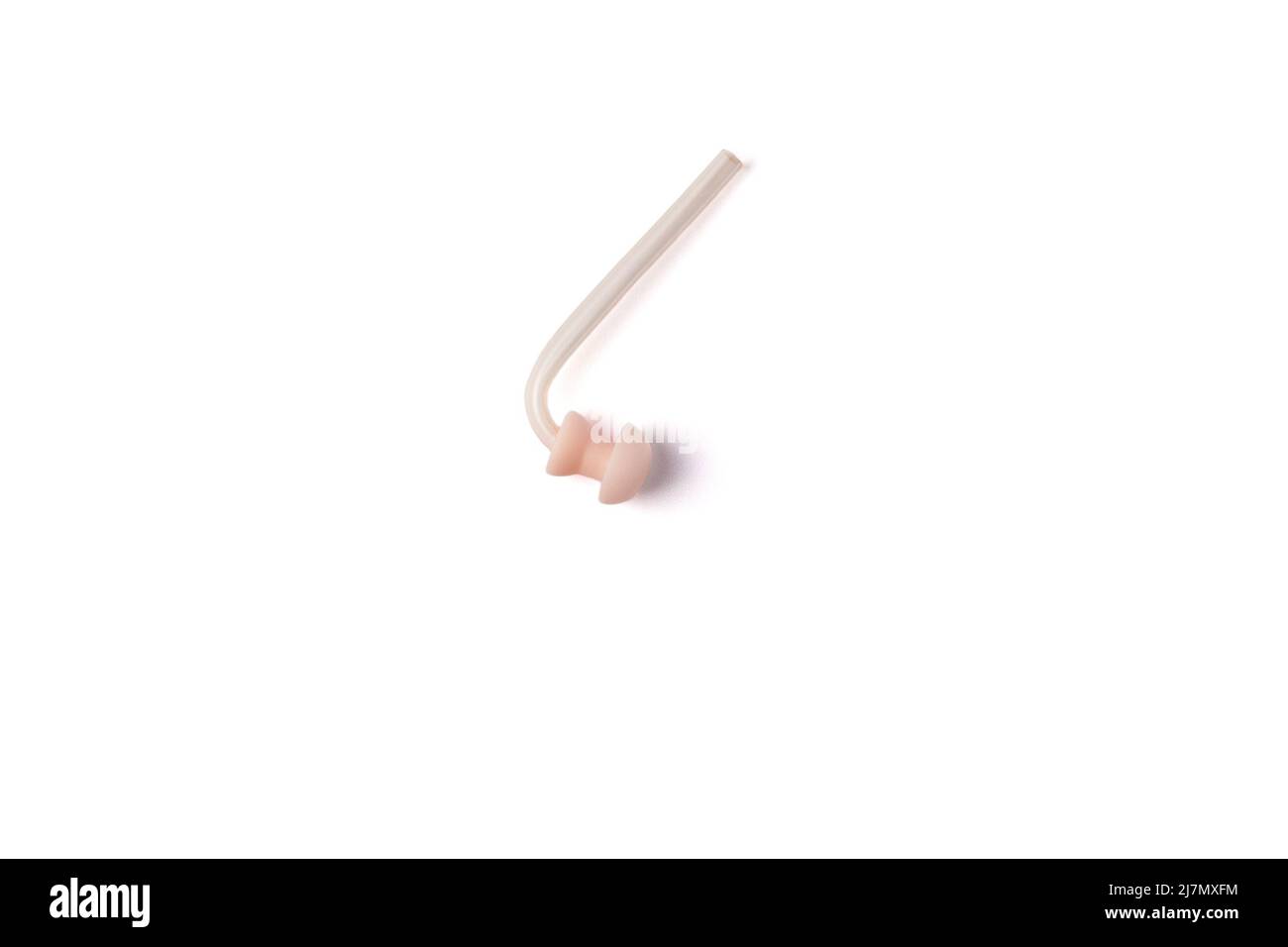 Hörgerätersatz-Ohrmuppel mit Silikonschlauch isoliert auf weißem Hintergrund. Zubehör für Hörgeräte. Draufsicht Stockfoto