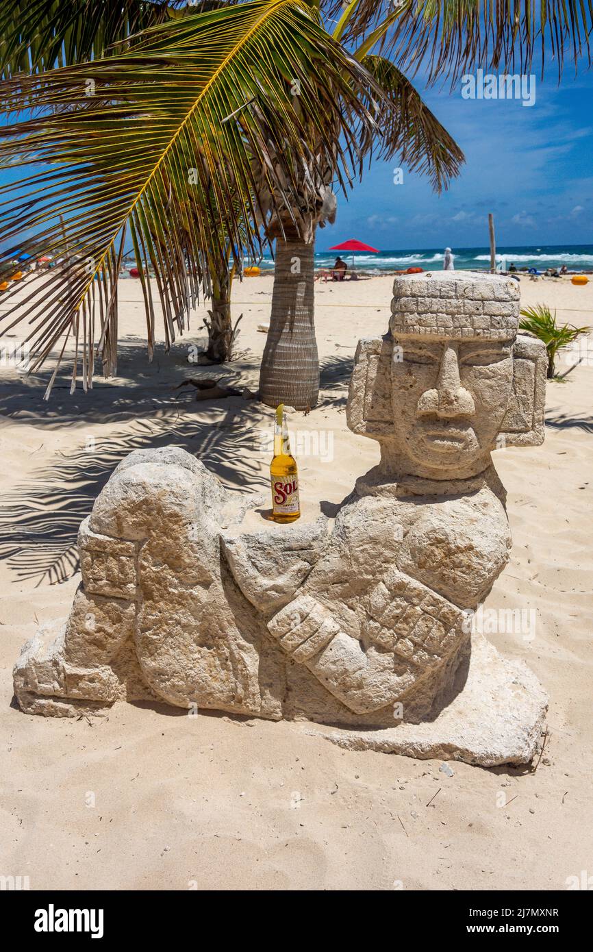 Sol-Bier auf der Maya-Statue El Pescador Marisqueria & Bar, Playa Chen Rio, Cozumel, Quintana Roo, Mexiko Stockfoto