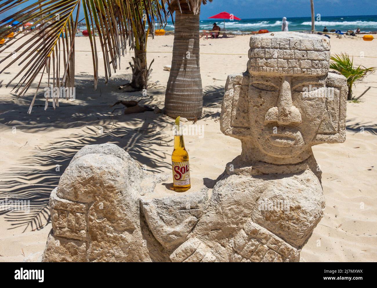 Sol-Bier auf der Maya-Statue El Pescador Marisqueria & Bar, Playa Chen Rio, Cozumel, Quintana Roo, Mexiko Stockfoto