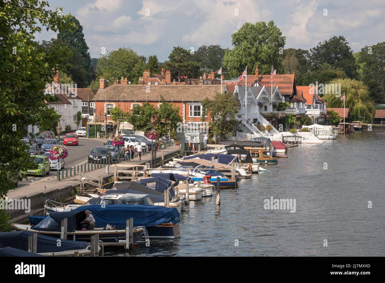 Boote, die am Flussufer in Henley-on-Thames, Oxfordshire, Großbritannien, festgemacht sind Stockfoto