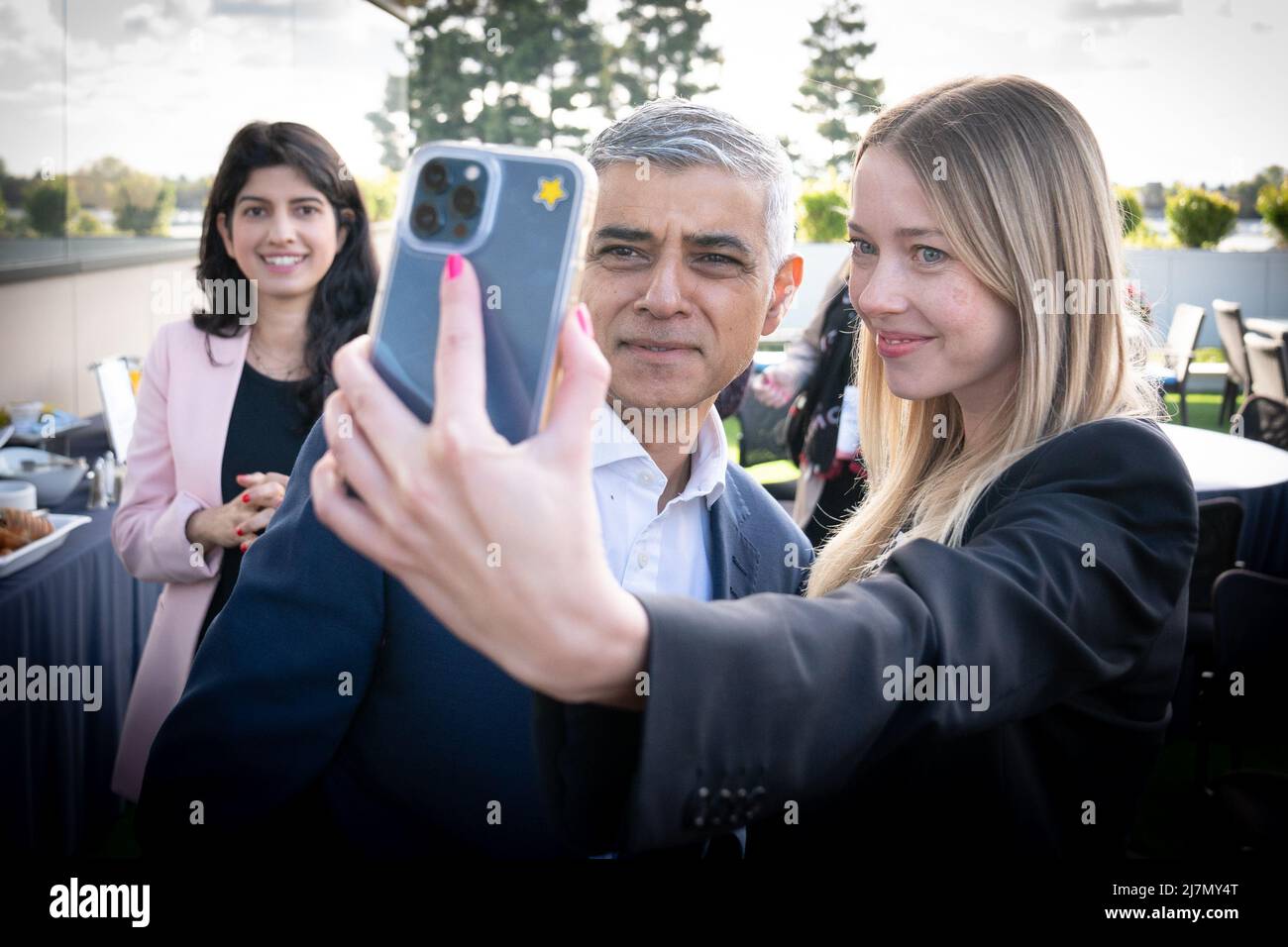 Der Bürgermeister von London Sadiq Khan posiert für ein Selfie-Foto mit Gründerinnen der Handelsmission von London & Partners bei Plug & Play im Silicon Valley in Kalifornien. Plug & Play ist eine globale Innovationsplattform für Unternehmen, die Start-ups, Unternehmen und Venture Capital-Unternehmen miteinander verbindet. Der Bürgermeister ist zu einem 5-tägigen Besuch in den USA, um Londons Tourismusindustrie zu fördern. Bilddatum: Dienstag, 10. Mai 2022. Stockfoto