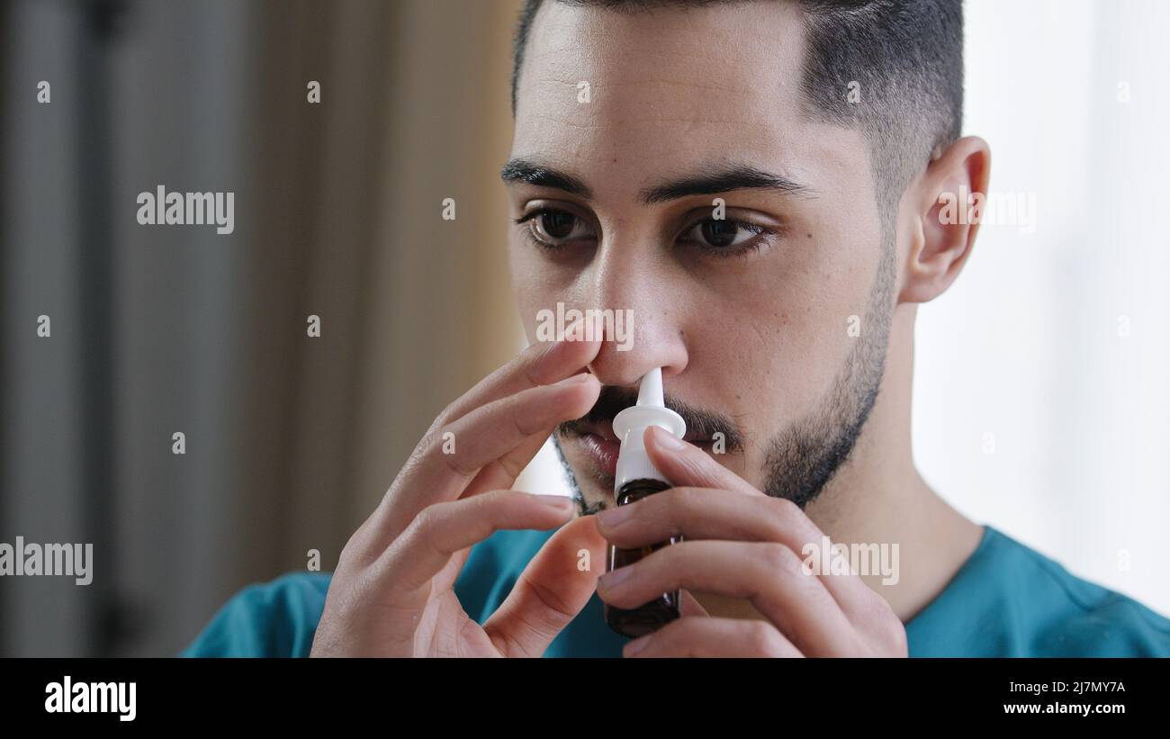 Porträt von kranken kaukasischen Mann Arzt in Krankenschwester medizinische Uniform Behandlung laufende Nase mit Nasenspray Heilung snuffle tägliche Therapie von saisonal Stockfoto