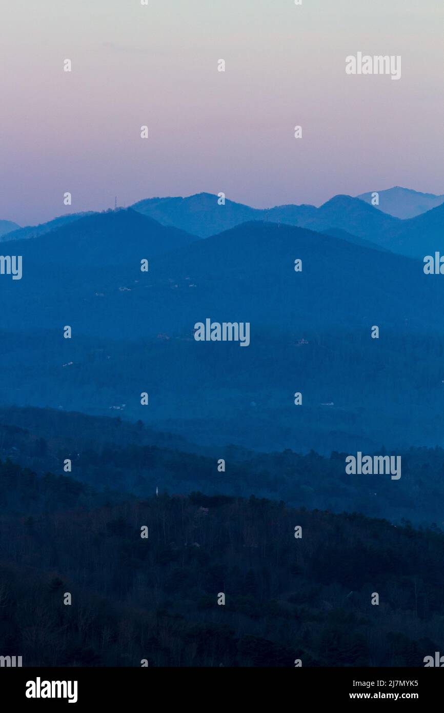 Tagesanbruch erzeugt weiche Schatten am Tanbark Ridge Overlook auf dem Blue Ridge Parkway in Asheville, NC, USA. Stockfoto