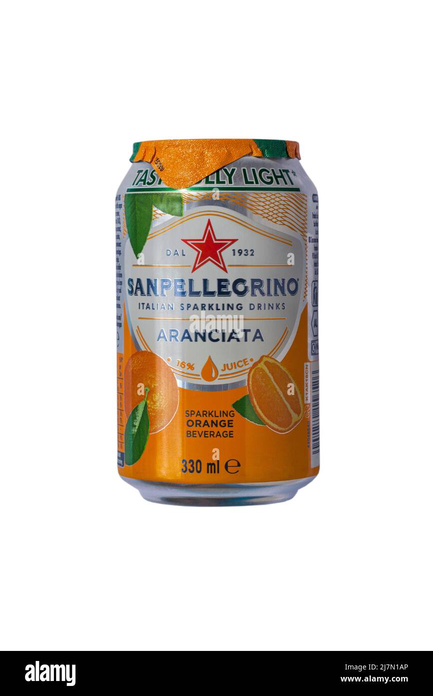 Dose Sanpellegrino aranciata Drink isoliert auf weißem Hintergrund - prickelndes Orangengetränk, italienische prickelnde Getränke Stockfoto