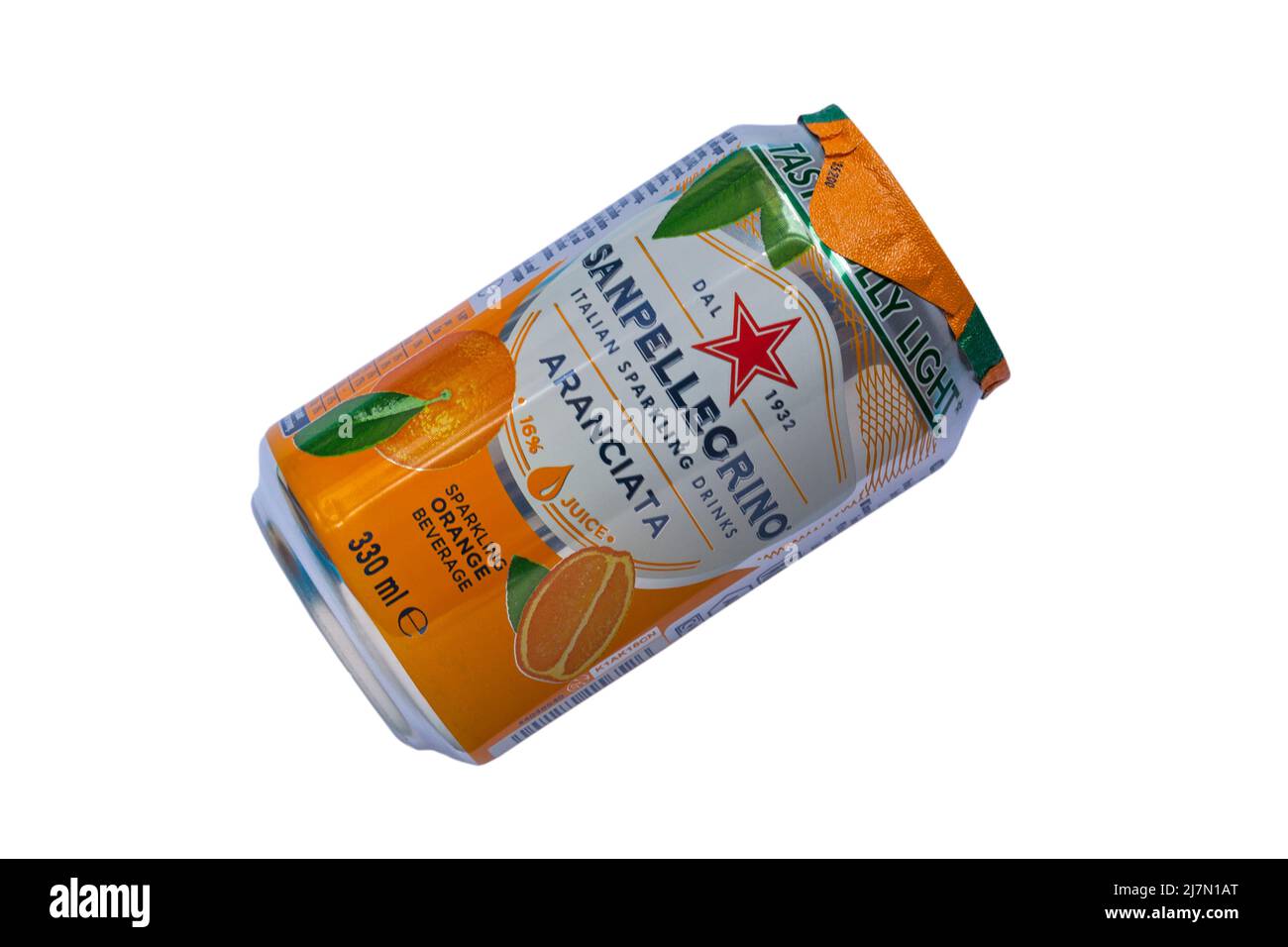 Dose Sanpellegrino aranciata Drink isoliert auf weißem Hintergrund - prickelndes Orangengetränk, italienische prickelnde Getränke Stockfoto