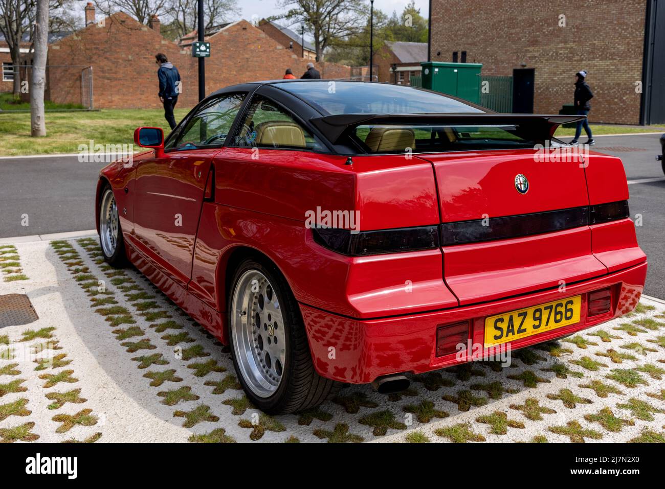 Alfa Romeo SZ (SAZ 9766) auf der April Scramble im Bicester Heritage Center am 23.. April 2022 ausgestellt Stockfoto