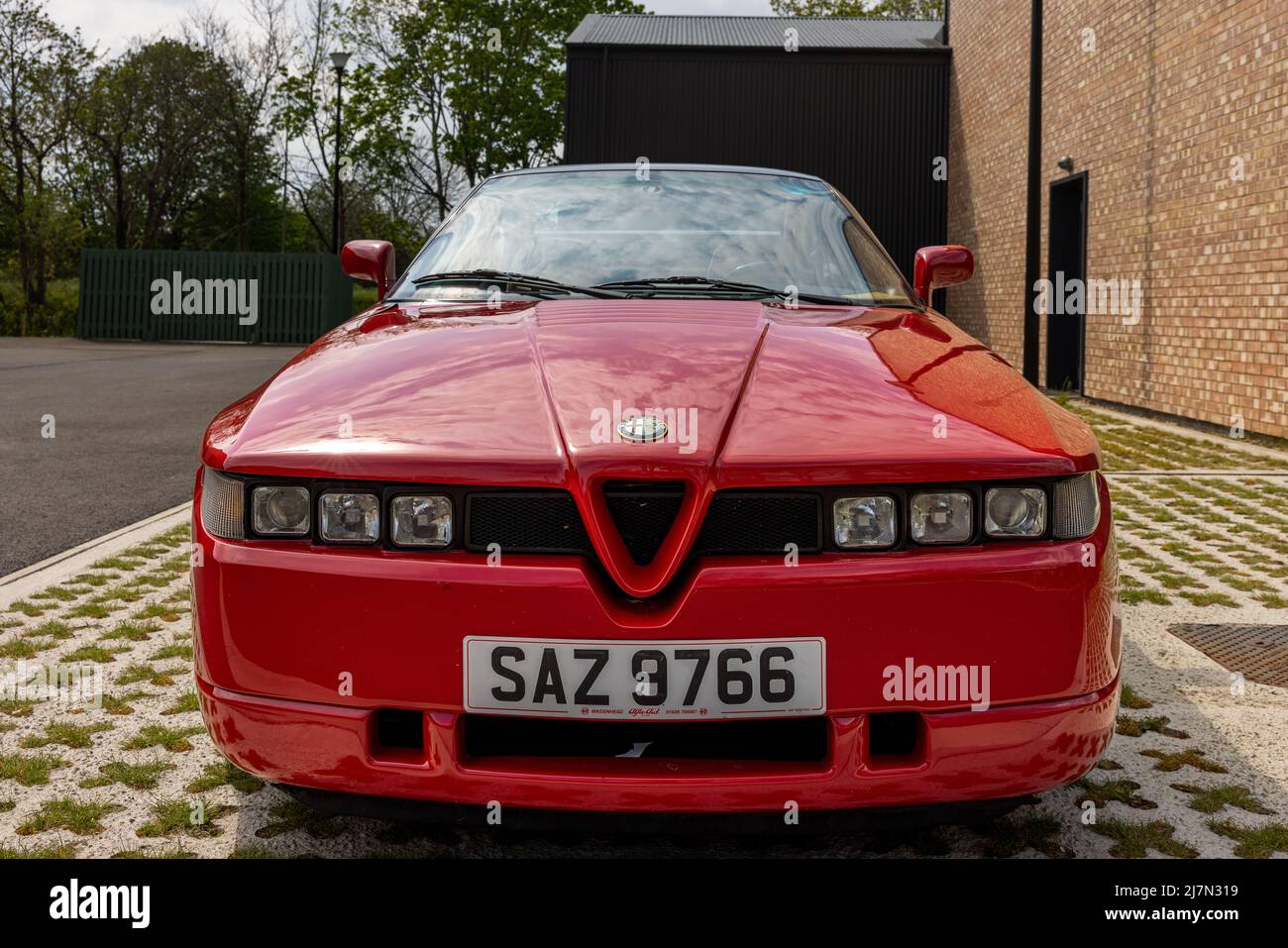 Alfa Romeo SZ (SAZ 9766) auf der April Scramble im Bicester Heritage Center am 23.. April 2022 ausgestellt Stockfoto