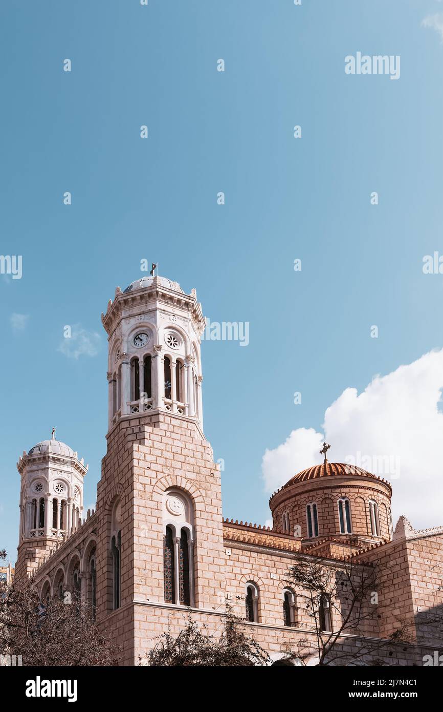 Griechisch-orthodoxe Kirche der Heiligen Kirche der Jungfrau Maria Chrysospileotissa in Athen. Außenansicht der historischen orthodoxen Kirche. Stockfoto
