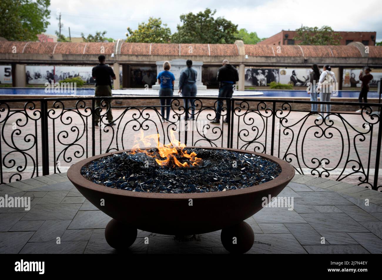 Atlanta, GA, USA. 7.. Mai 2022. Besucher zollen Martin Luther King Jr. und Loretta Scott King in der Nähe der ewigen Flamme im King Center Respekt. (Bild: © Robin Rayne/ZUMA Press Wire) Stockfoto