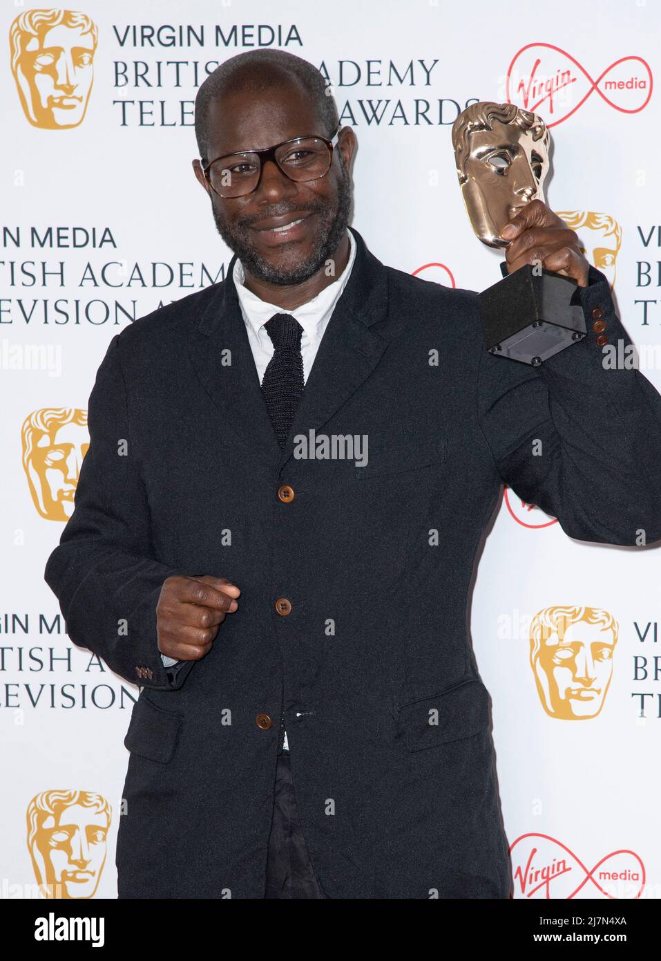 Steve McQueen, Gewinner des Factual Series Awards für „Uprising“, posiert im Zimmer des Gewinners bei den Virgin Media British Academy Television Awards bei Stockfoto