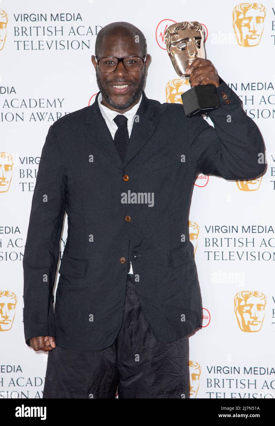 Steve McQueen, Gewinner des Factual Series Awards für „Uprising“, posiert im Zimmer des Gewinners bei den Virgin Media British Academy Television Awards bei Stockfoto