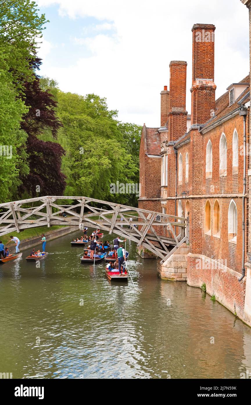 Touristen auf Wanderbooten auf dem Fluss unter der Brücke in England Stockfoto