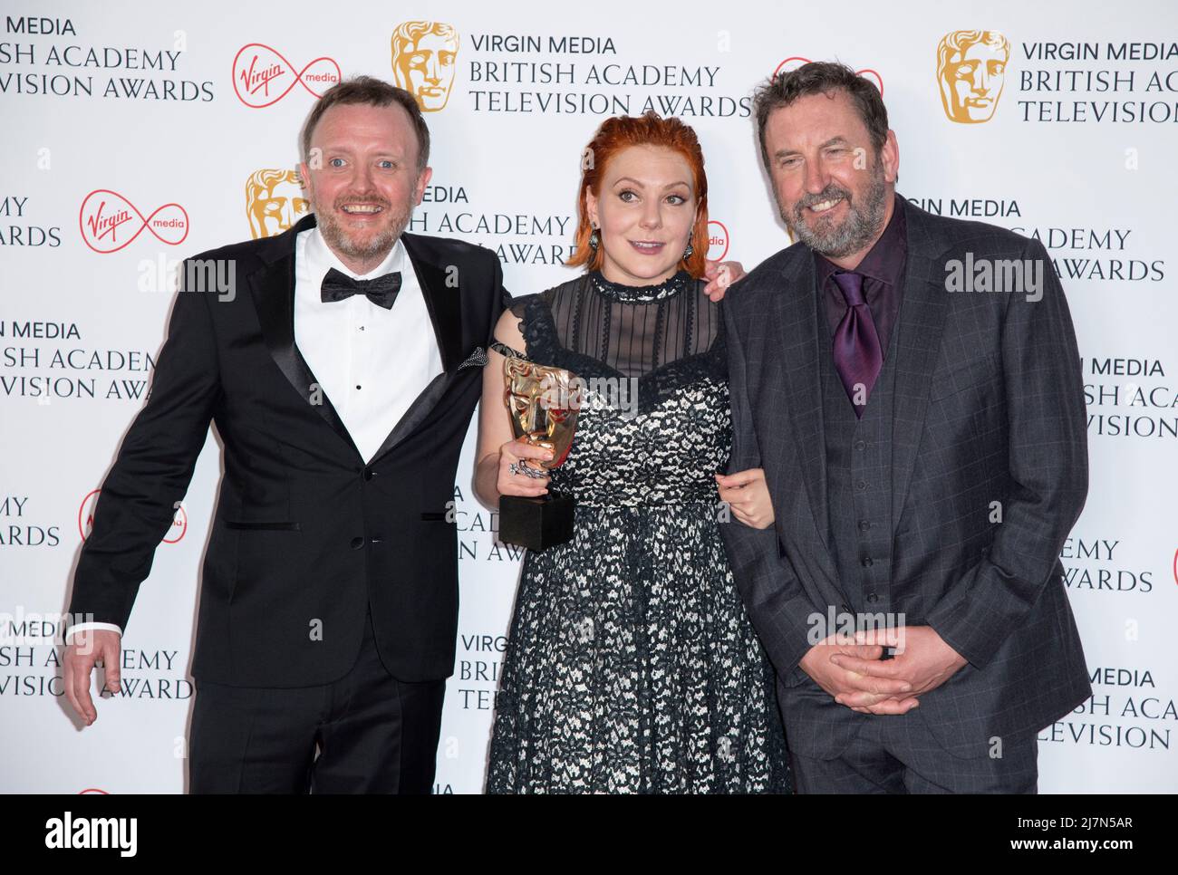 (L-R) Chris McCausland, Sophie Willan, Gewinnerin des Female Performance in A Comedy Program für „Alma's Not Normal“, und Lee Mack posieren in der Gewinnerin Stockfoto