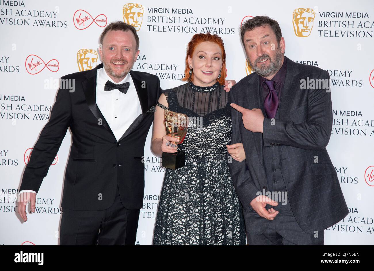 (L-R) Chris McCausland, Sophie Willan, Gewinnerin des Female Performance in A Comedy Program für „Alma's Not Normal“, und Lee Mack posieren in der Gewinnerin Stockfoto