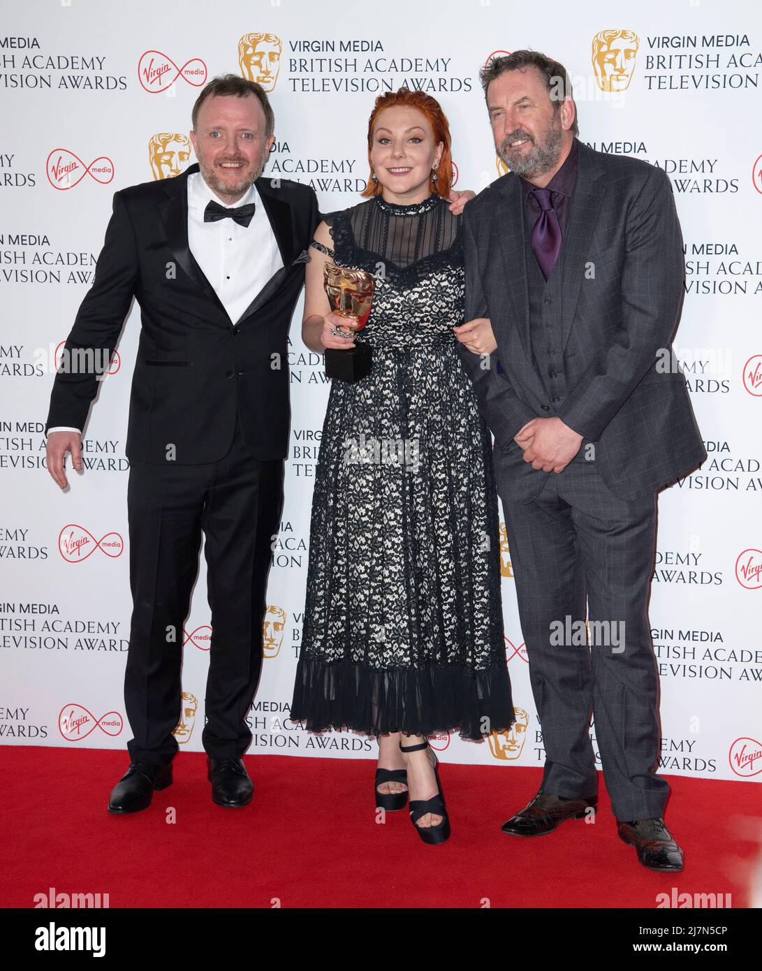 (L-R) Chris McCausland, Sophie Willan, Gewinnerin des Female Performance in A Comedy Program für „Alma's Not Normal“, und Lee Mack posieren in der Gewinnerin Stockfoto