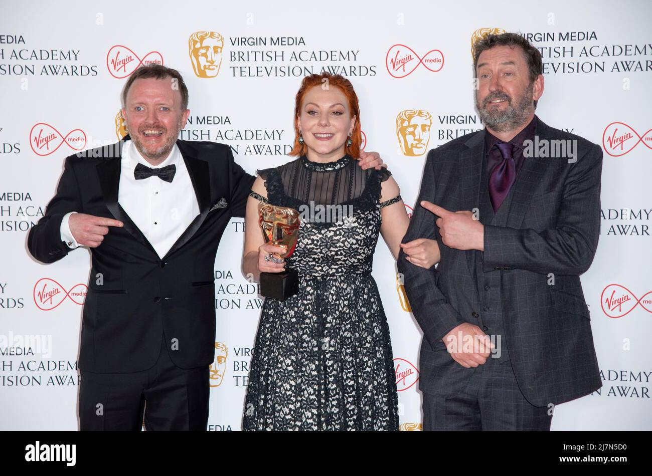 (L-R) Chris McCausland, Sophie Willan, Gewinnerin des Female Performance in A Comedy Program für „Alma's Not Normal“, und Lee Mack posieren in der Gewinnerin Stockfoto
