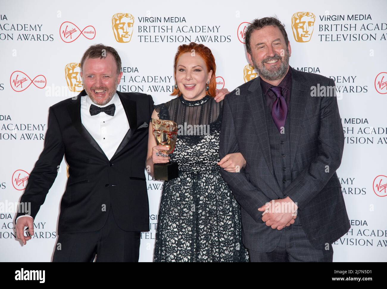 (L-R) Chris McCausland, Sophie Willan, Gewinnerin des Female Performance in A Comedy Program für „Alma's Not Normal“, und Lee Mack posieren in der Gewinnerin Stockfoto
