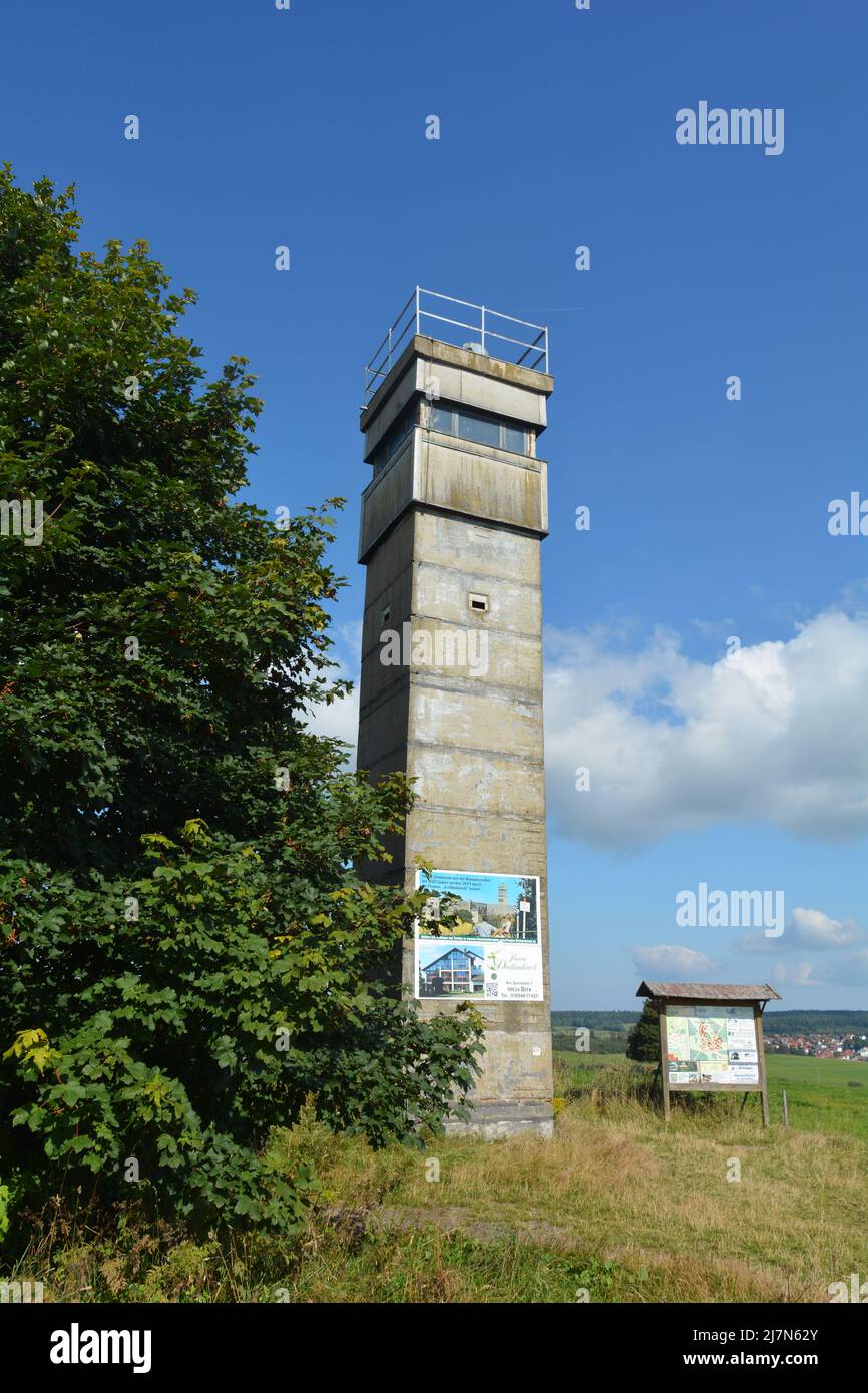 Ein alter Grenzwachturm einer ehemaligen DDR-Grenzbefestigung, am Dreiländereck Hessen, Thüringen und Bayern, nicht weit vom Schwarzen Moor in Stockfoto