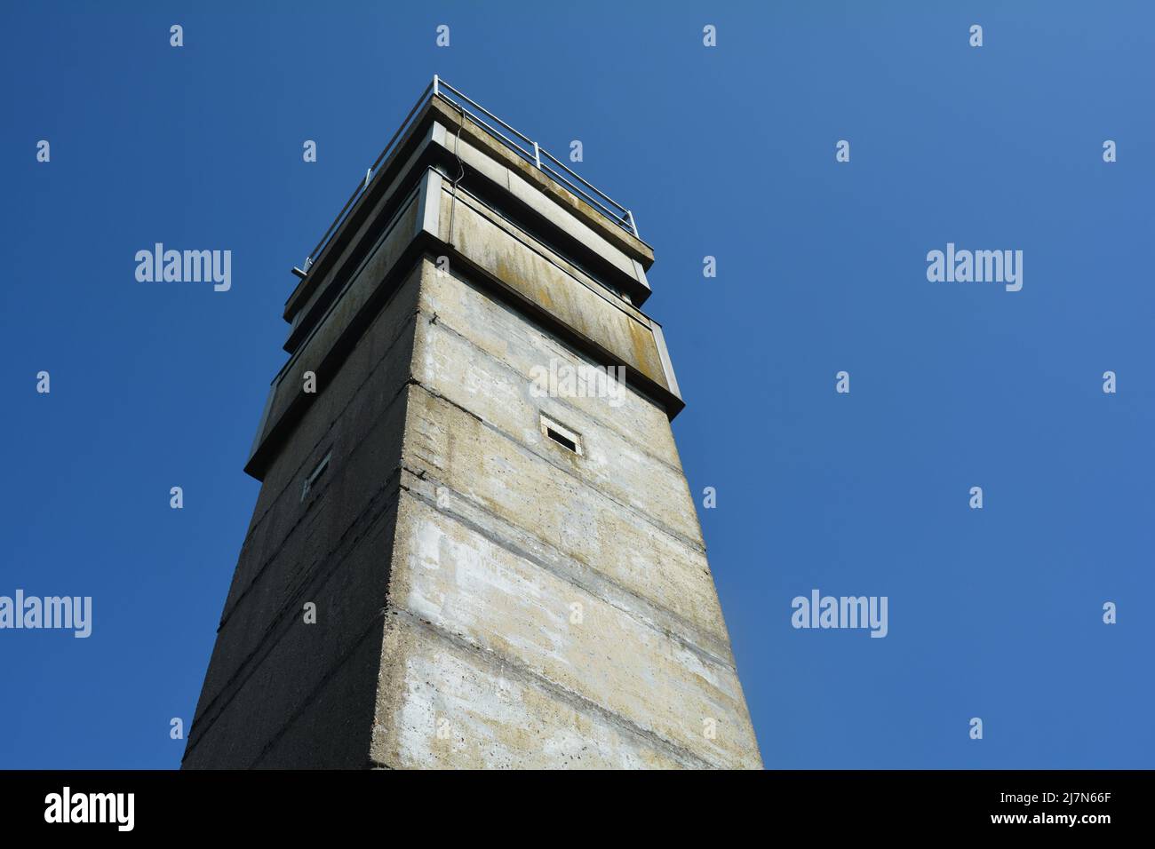 Ein alter Grenzwachturm einer ehemaligen DDR-Grenzbefestigung, am Dreiländereck Hessen, Thüringen und Bayern, nicht weit vom Schwarzen Moor in Stockfoto