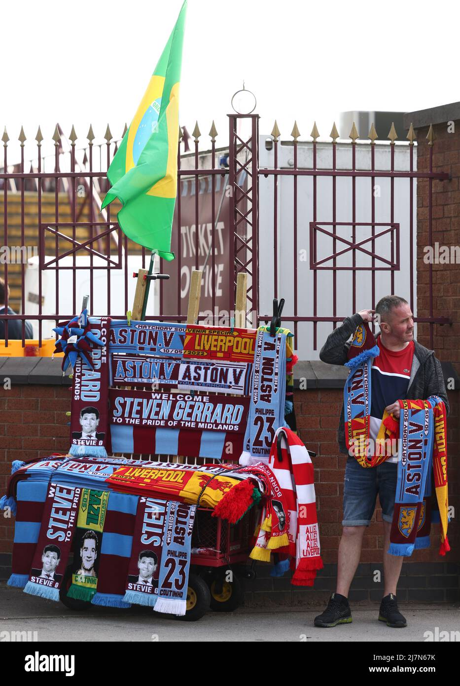 Birmingham, England, 10.. Mai 2022. Vor dem Premier League-Spiel in Villa Park, Birmingham, steht ein Schal-Verkäufer vor dem Boden. Bildnachweis sollte lauten: Darren Staples / Sportimage Stockfoto