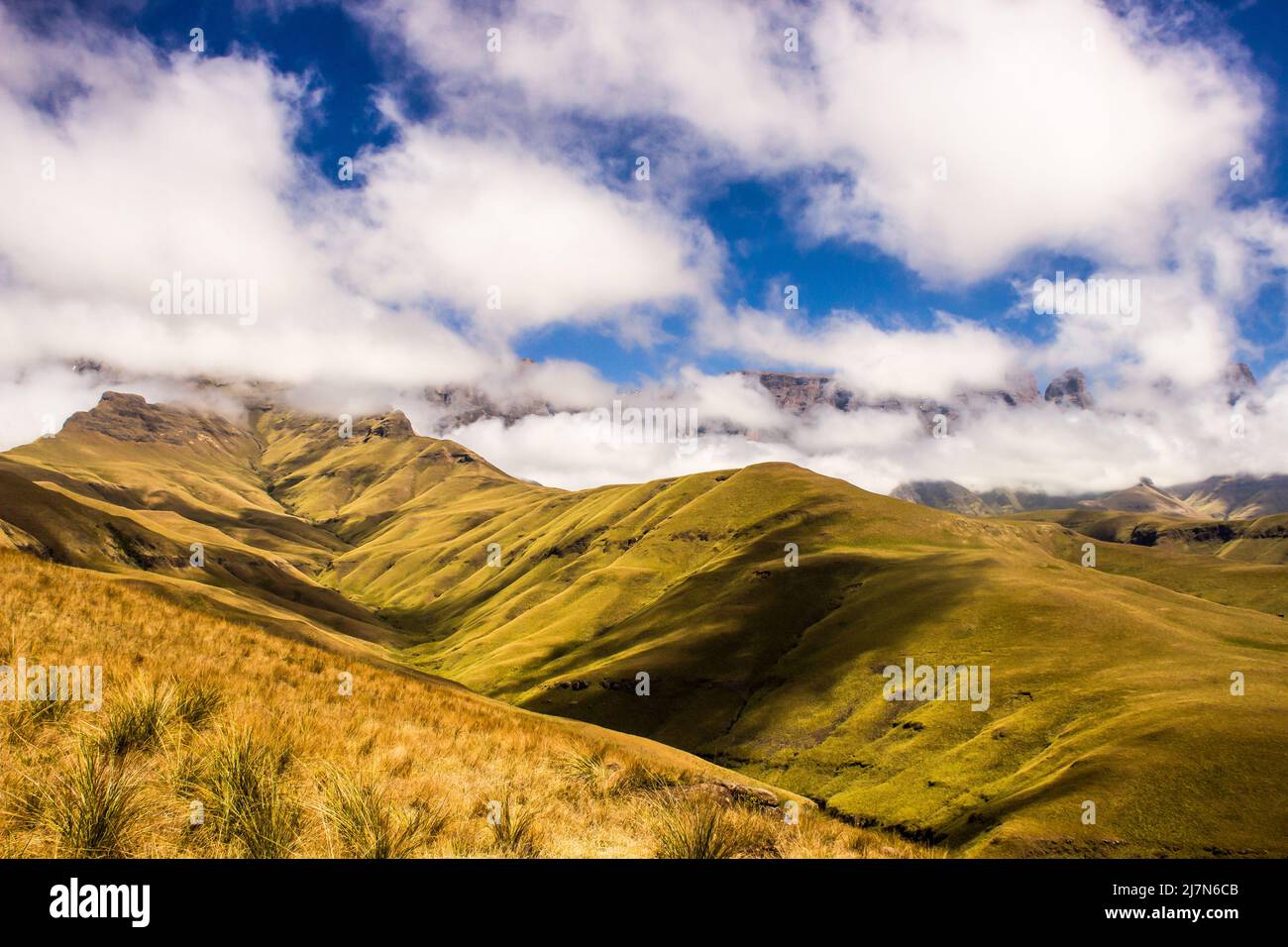 Wolken sammeln sich an den steilen Klippen der Drakensberger Berge Südafrikas Stockfoto