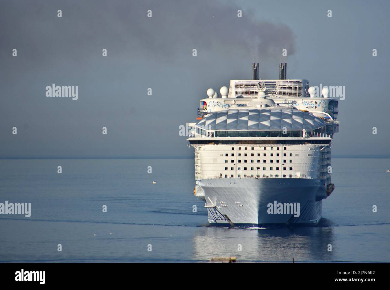 Marseille, Frankreich. 10.. Mai 2022. Gesamtansicht des Wunders der Meere Ankunft in Paca, Marseille. Das Linienkreuzfahrtschiff kommt im französischen mediterranen Hafen von Marseille an und spuckt eine beeindruckende Rauchwolke aus. (Foto von Gerard Bottino/SOPA Images/Sipa USA) Quelle: SIPA USA/Alamy Live News Stockfoto