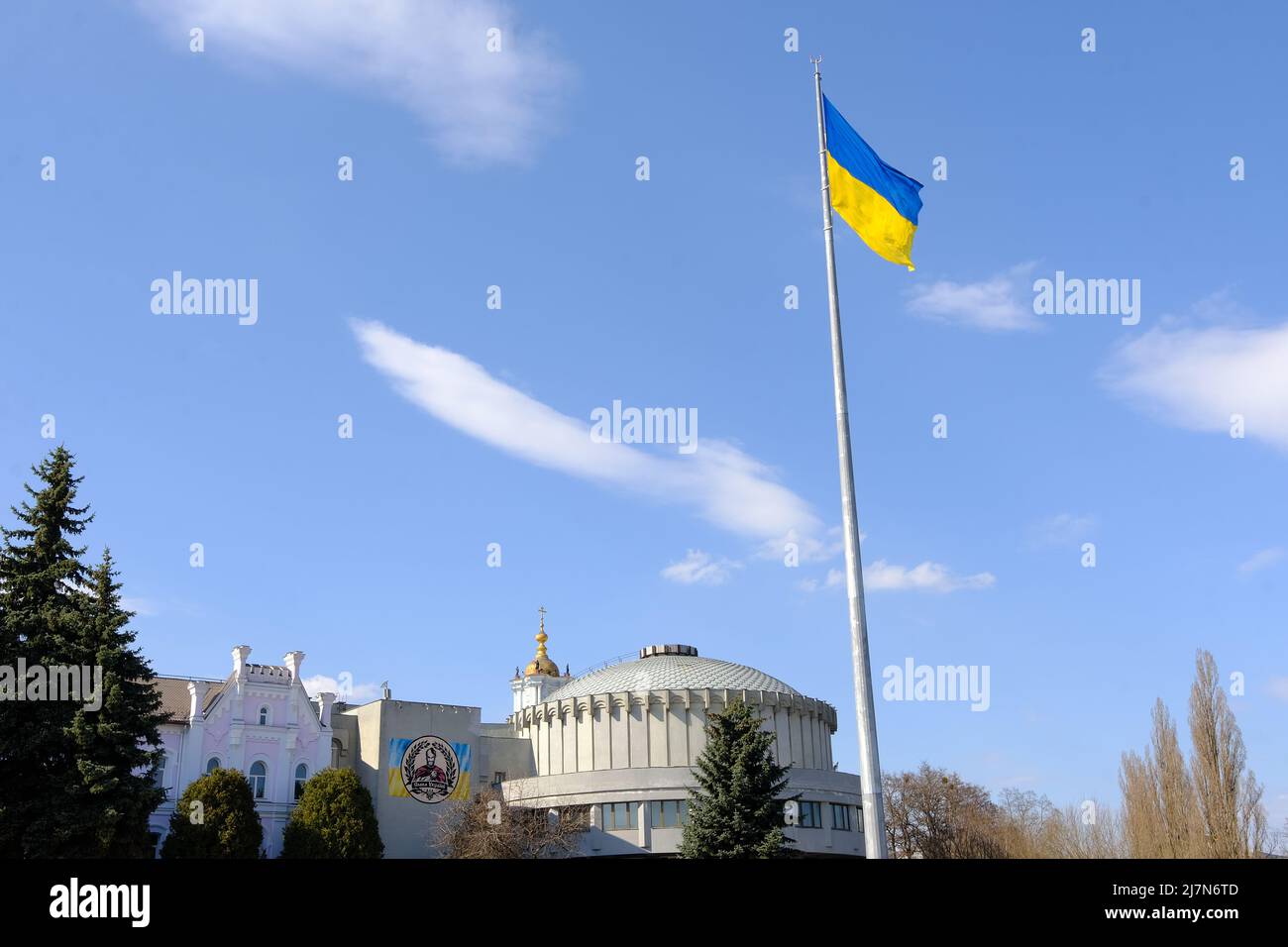 Sumy, Ukraine - 05. April 2022: Schönes Stadtbild in der Nähe des Sadko-Brunnens und der flad of Ukraine Stockfoto