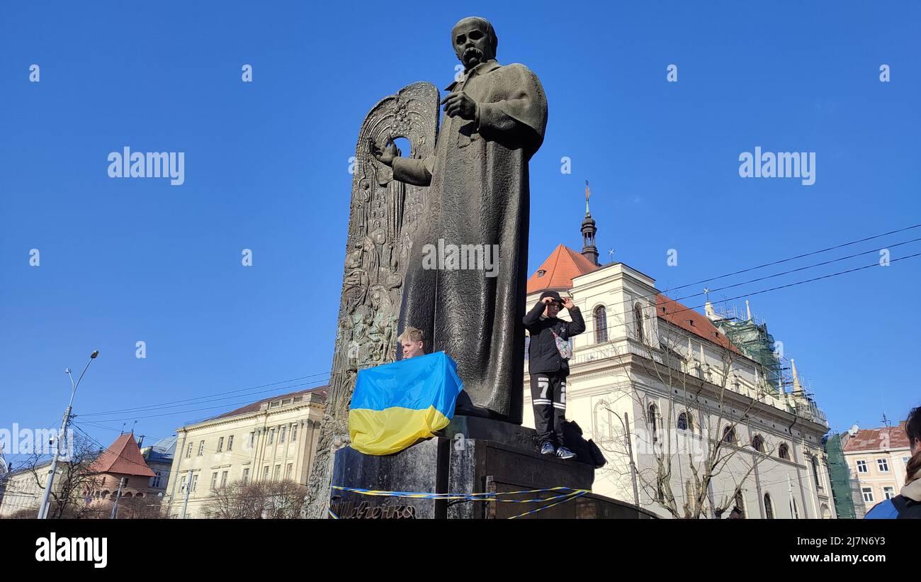 Lviv, Ukraine - 24. März 2022: Konzert der Militärkapelle in der Nähe der Lviv National Opera während des russischen Krieges gegen die Ukraine. Taras Schewtschenko Statue lemberg Stockfoto