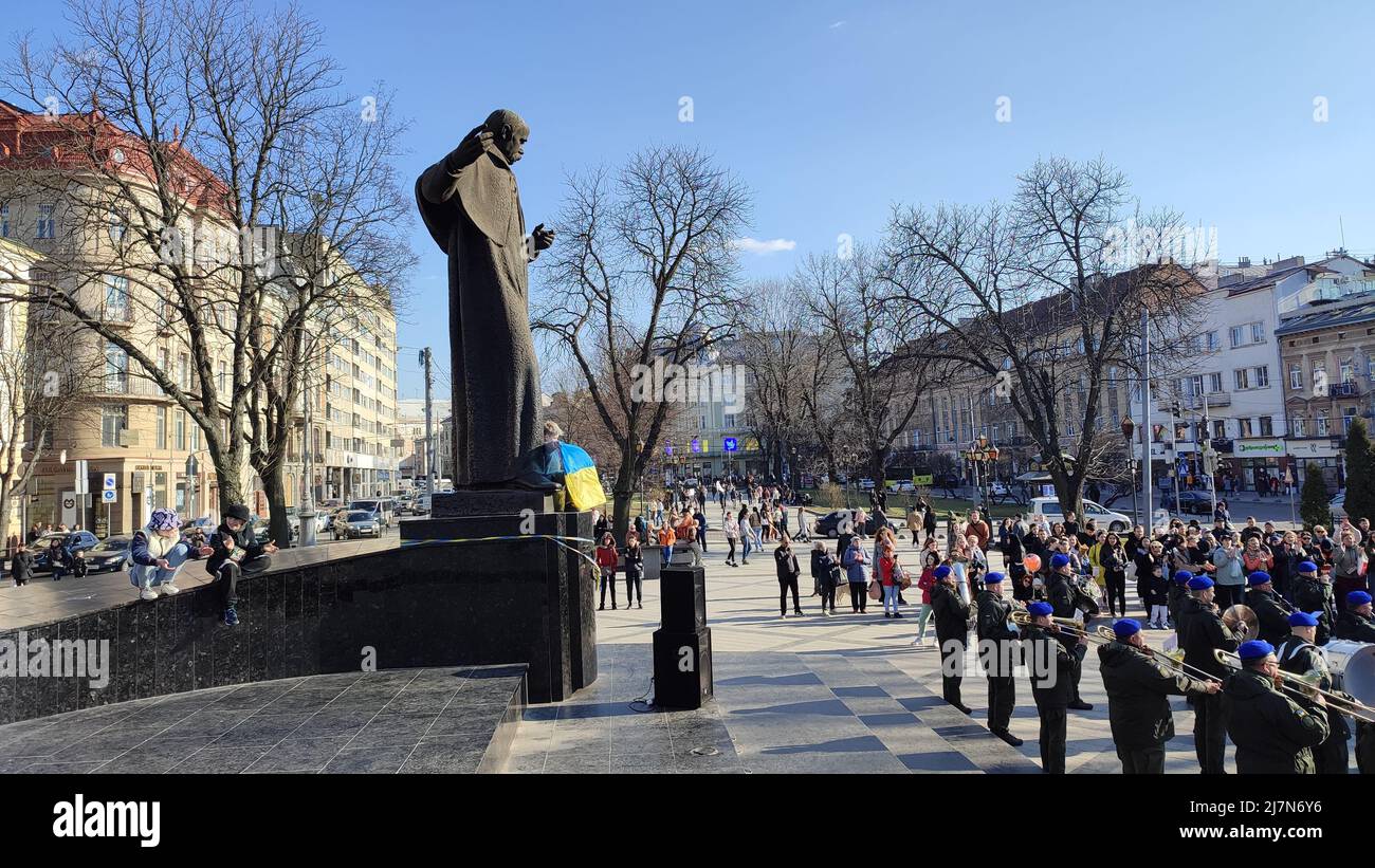 Lviv, Ukraine - 24. März 2022: Konzert der Militärkapelle in der Nähe der Lviv National Opera während des russischen Krieges gegen die Ukraine. Taras Schewtschenko Statue lemberg Stockfoto