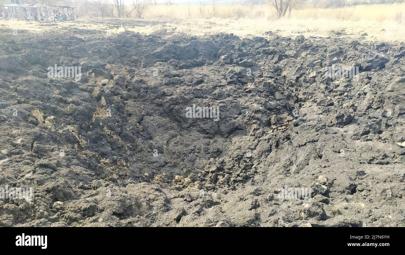 LYSYTSCHANSK, - UKRAINE 30. März 2022: Krieg Russlands gegen die Ukraine. Riesiges Loch im zivilen Garten von Bomben. Garten von Flugzeugen der russischen Armee beschädigt Stockfoto