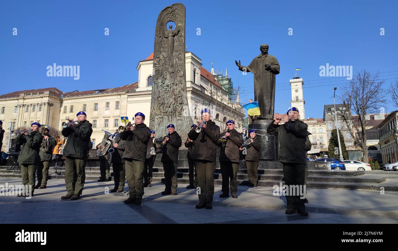 Lviv, Ukraine - 24. März 2022: Konzert der Militärkapelle in der Nähe der Lviv National Opera während des russischen Krieges gegen die Ukraine. Taras Schewtschenko Statue lemberg Stockfoto