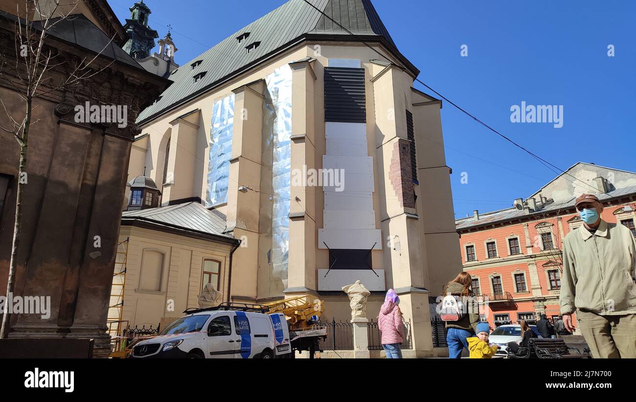 Lviv, Ukraine - 24. März 2022. Der russische Krieg gegen die Ukraine. Die Buntglasfenster der lateinischen Kathedrale sind mit Metallschilden für bedeckt Stockfoto