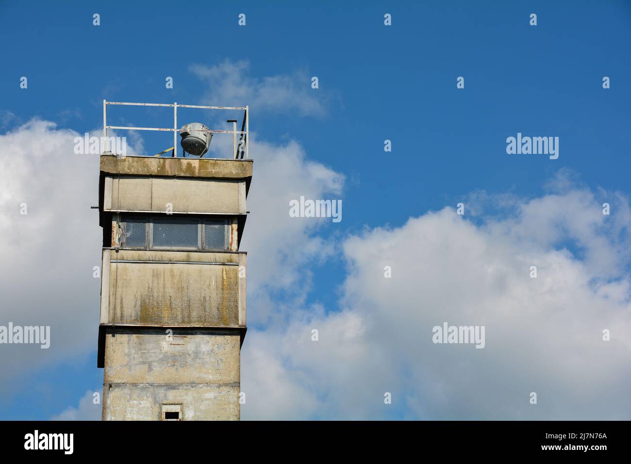 Ein alter Grenzwachturm einer ehemaligen DDR-Grenzbefestigung, am Dreiländereck Hessen, Thüringen und Bayern, nicht weit vom Schwarzen Moor in Stockfoto
