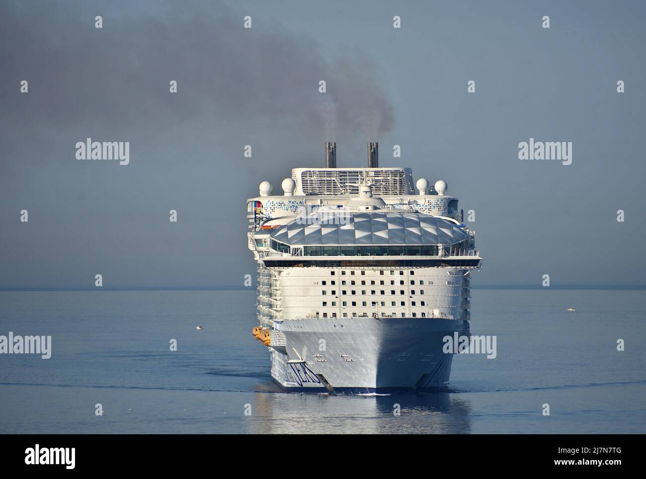 Marseille, Frankreich. 10.. Mai 2022. Gesamtansicht des Wunders der Meere Ankunft in Paca, Marseille. Das Linienkreuzfahrtschiff kommt im französischen mediterranen Hafen von Marseille an und spuckt eine beeindruckende Rauchwolke aus. (Bild: © Gerard Bottino/SOPA Images via ZUMA Press Wire) Stockfoto