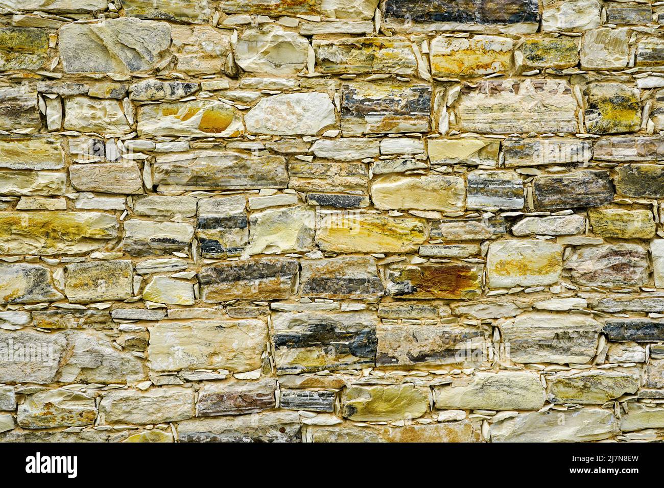 Nahaufnahme Hintergrund mit einem Fragment einer alten Kalksteinmauer Stockfoto