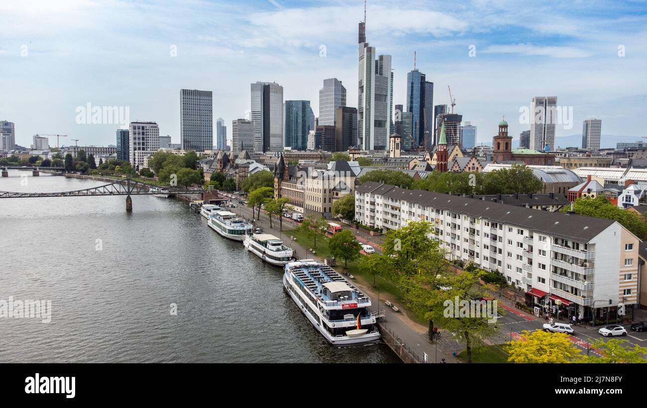 Ausflugsboote und Skyline der Innenstadt, Frankfurt, Deutschland Stockfoto