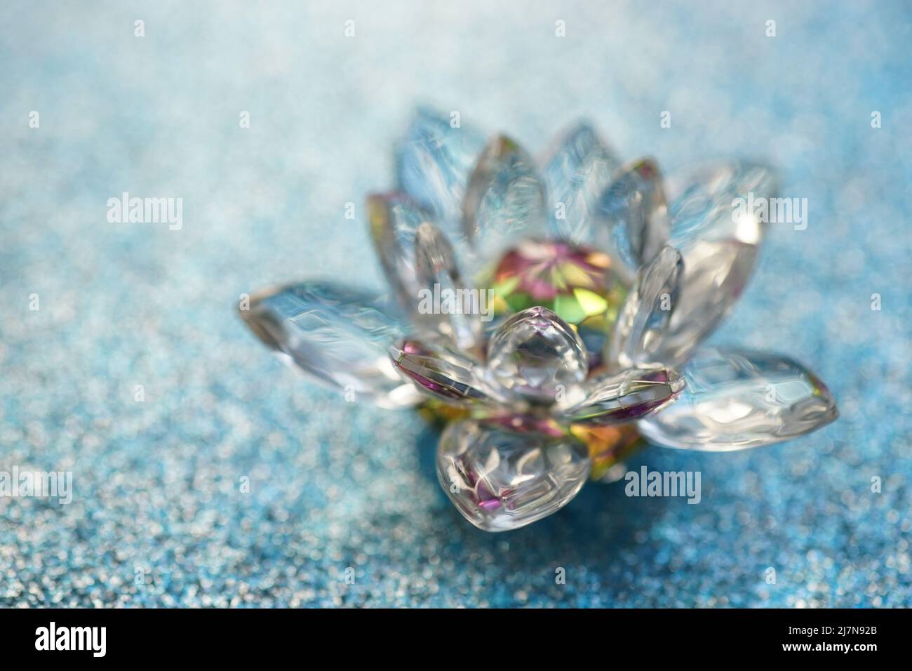 Kristalllotus auf blau glänzendem Tisch. Vishuddha-Chakra-Symbol. Esoterische, reiki-Energie, Meditation, spirituelle Heilung. Stockfoto