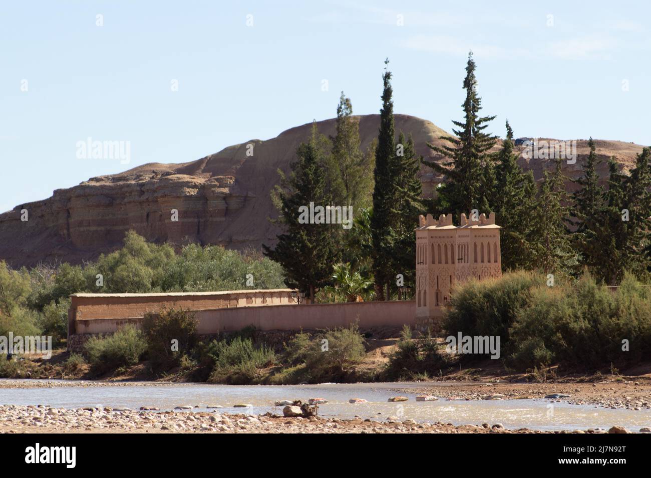 OUARZAZATE, MAROKKO - 22. NOVEMBER 2018 das andere Ufer des Asif Ounila aus dem Ksar von Ait-Ben-Haddou im Hohen Atlas der Sahara Stockfoto